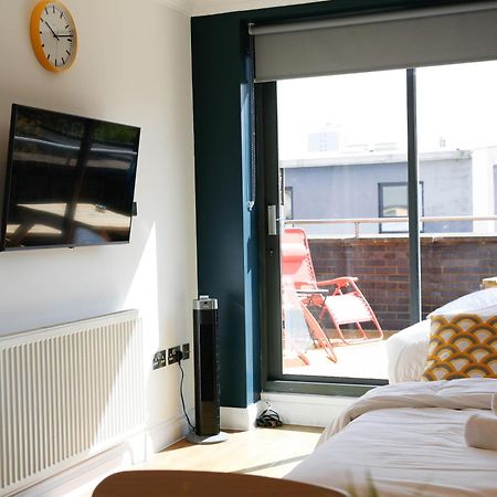 New Luxury Apartments In Central Location Next To Shops, Cafes, Bars & Metro Лондон Экстерьер фото