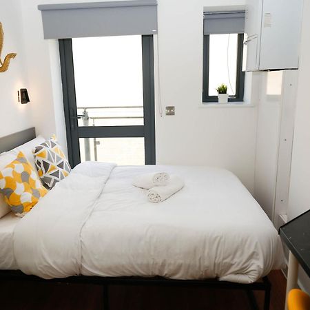 New Luxury Apartments In Central Location Next To Shops, Cafes, Bars & Metro Лондон Экстерьер фото