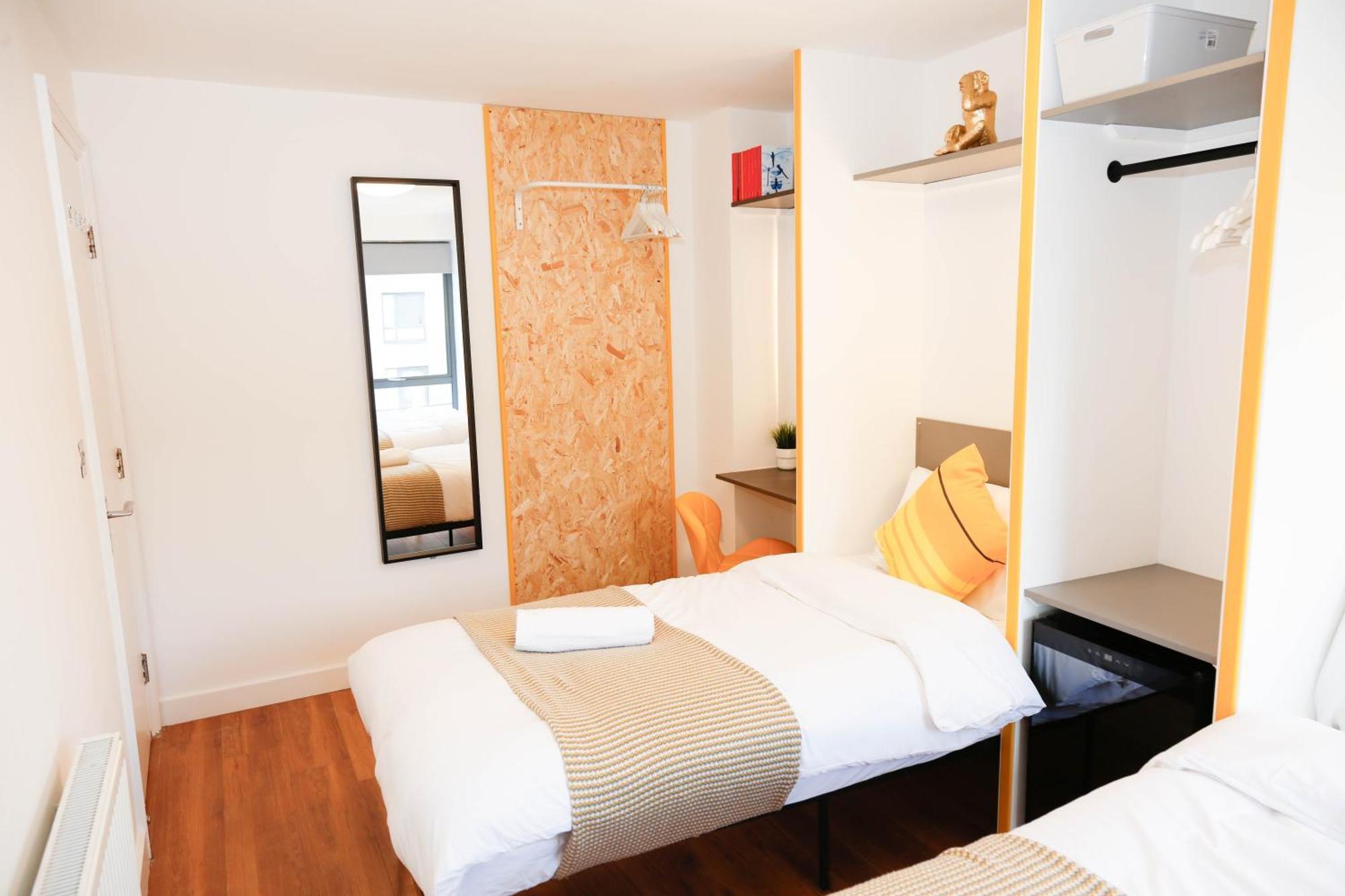 New Luxury Apartments In Central Location Next To Shops, Cafes, Bars & Metro Лондон Экстерьер фото