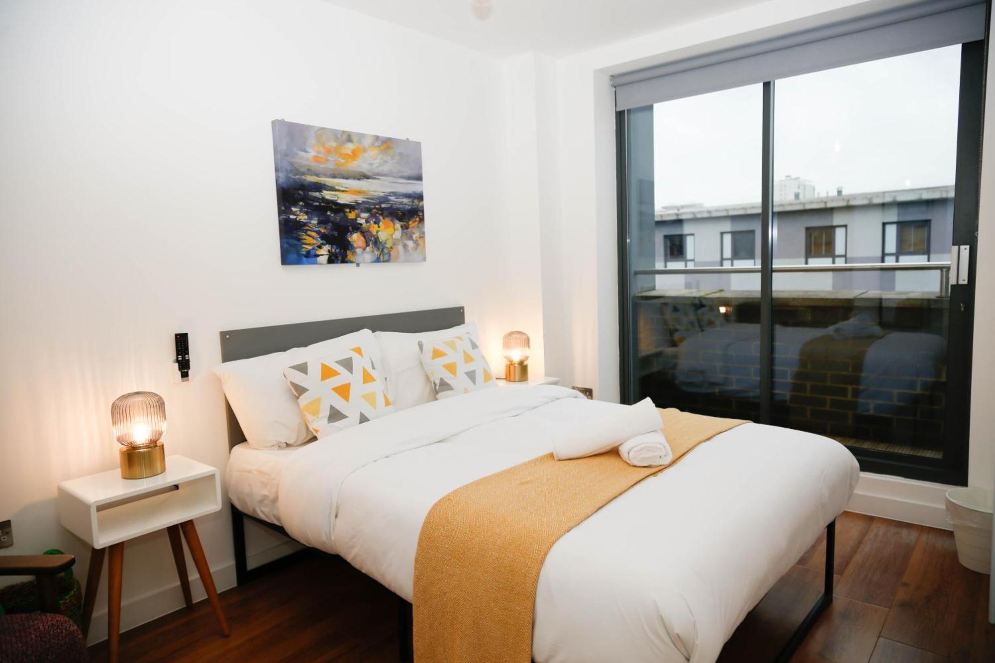 New Luxury Apartments In Central Location Next To Shops, Cafes, Bars & Metro Лондон Экстерьер фото