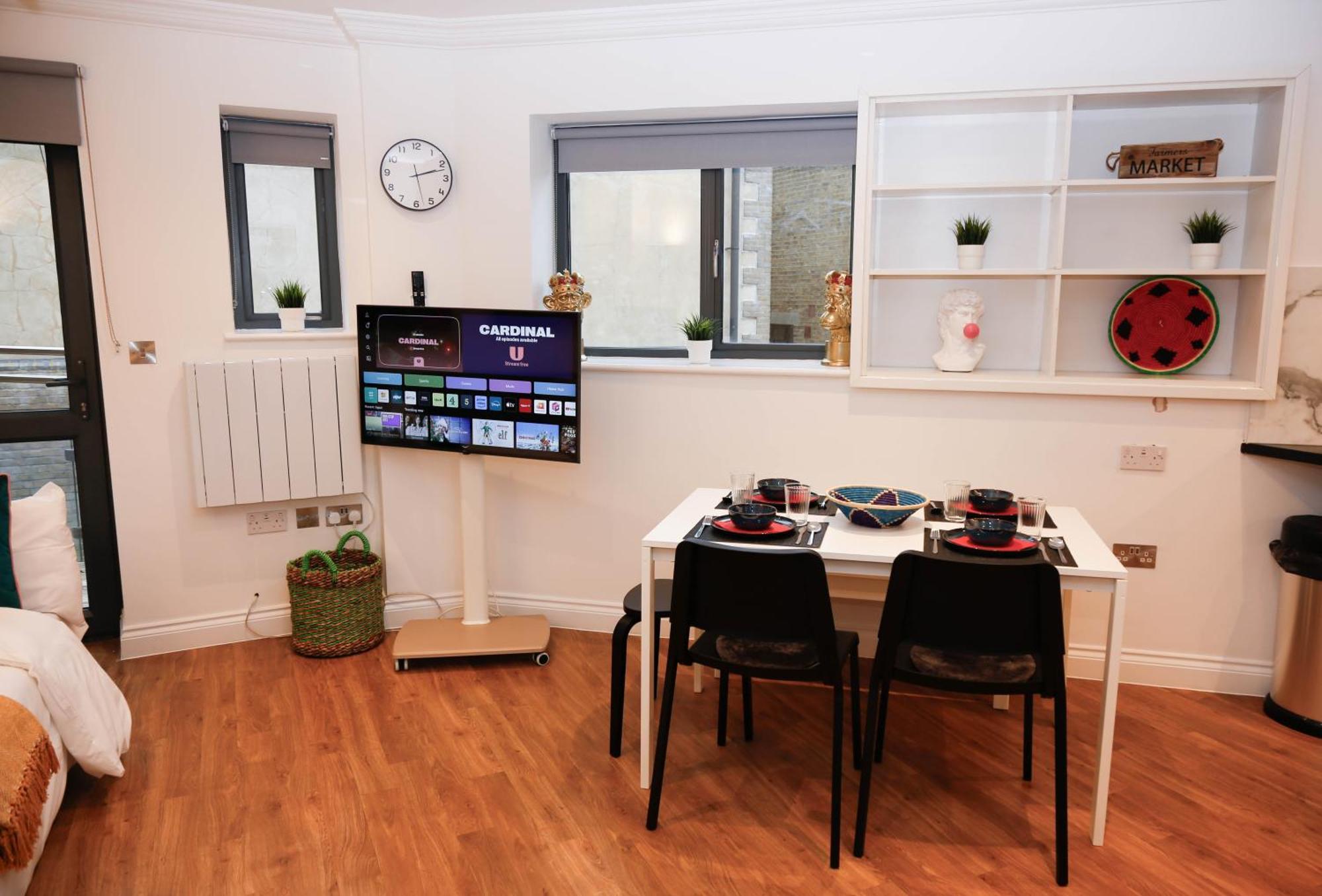 New Luxury Apartments In Central Location Next To Shops, Cafes, Bars & Metro Лондон Экстерьер фото