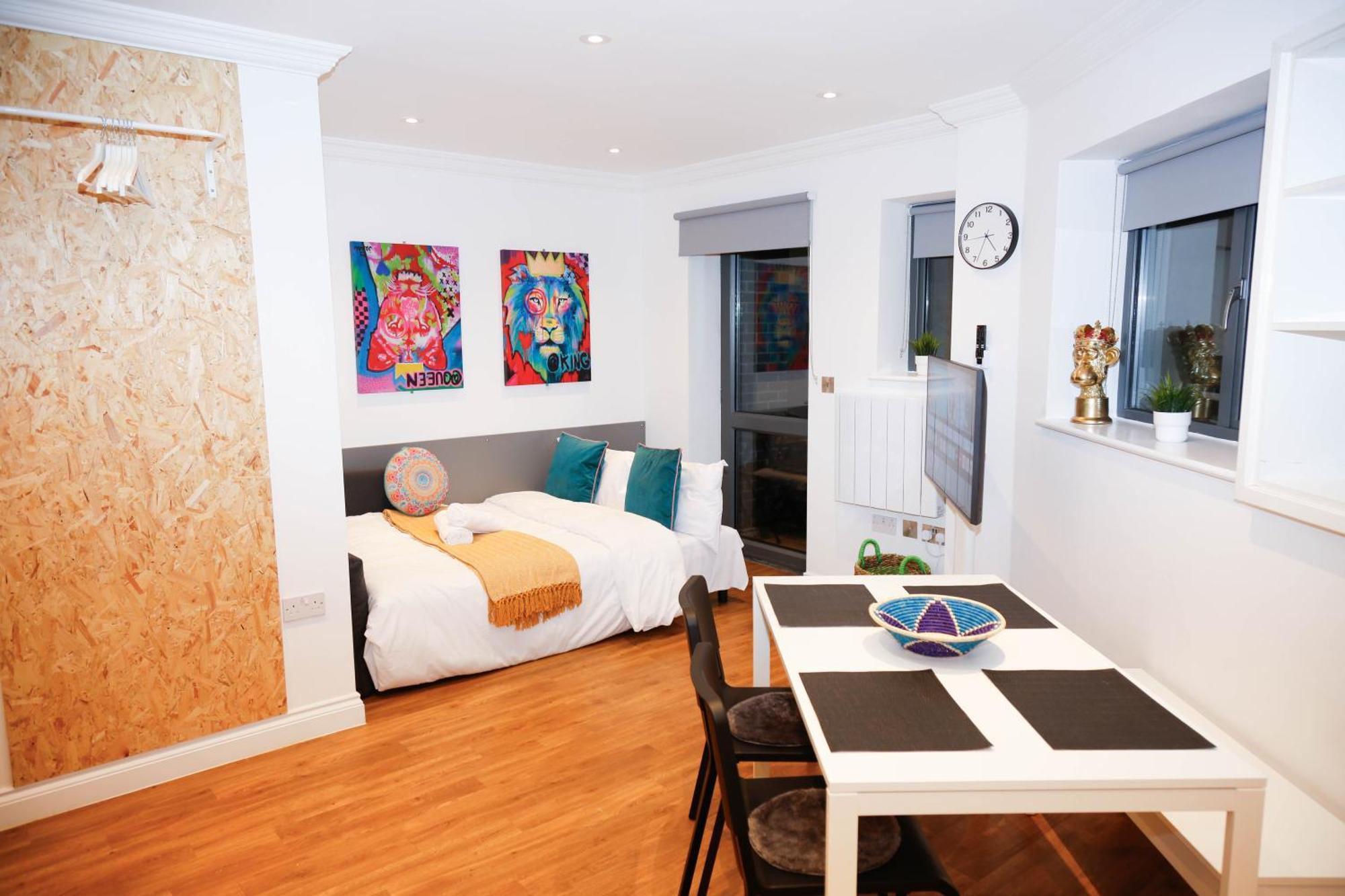 New Luxury Apartments In Central Location Next To Shops, Cafes, Bars & Metro Лондон Экстерьер фото