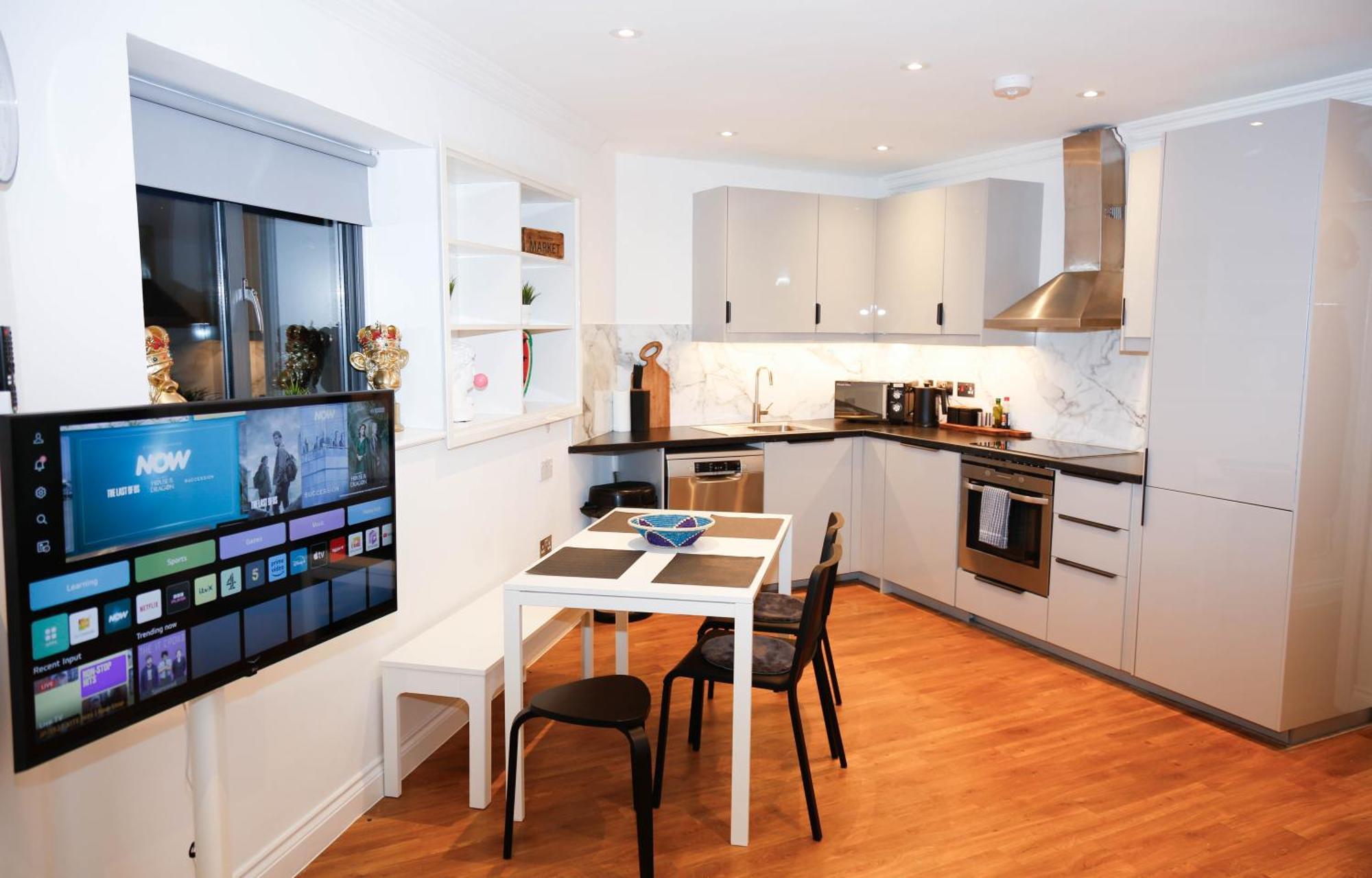 New Luxury Apartments In Central Location Next To Shops, Cafes, Bars & Metro Лондон Экстерьер фото