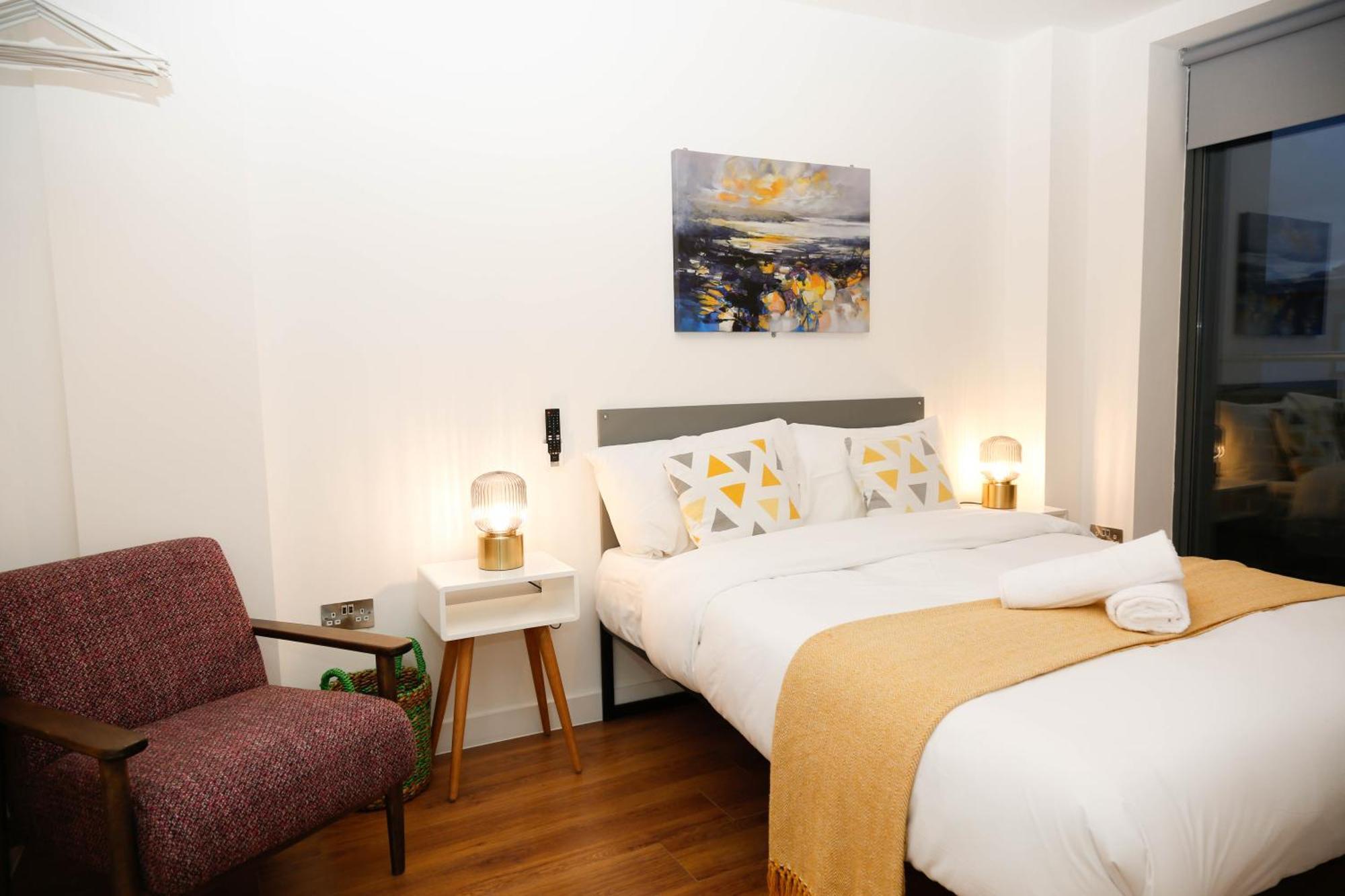 New Luxury Apartments In Central Location Next To Shops, Cafes, Bars & Metro Лондон Экстерьер фото