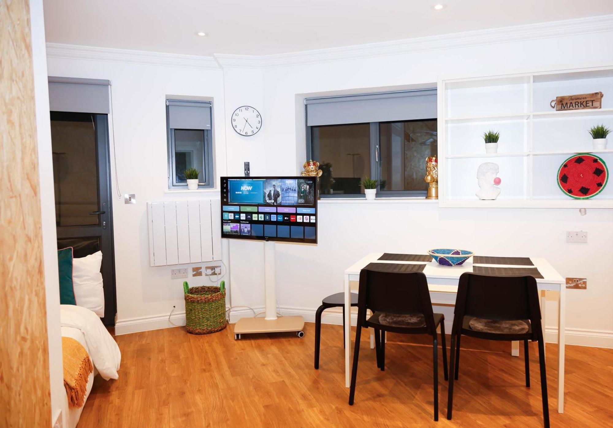 New Luxury Apartments In Central Location Next To Shops, Cafes, Bars & Metro Лондон Экстерьер фото
