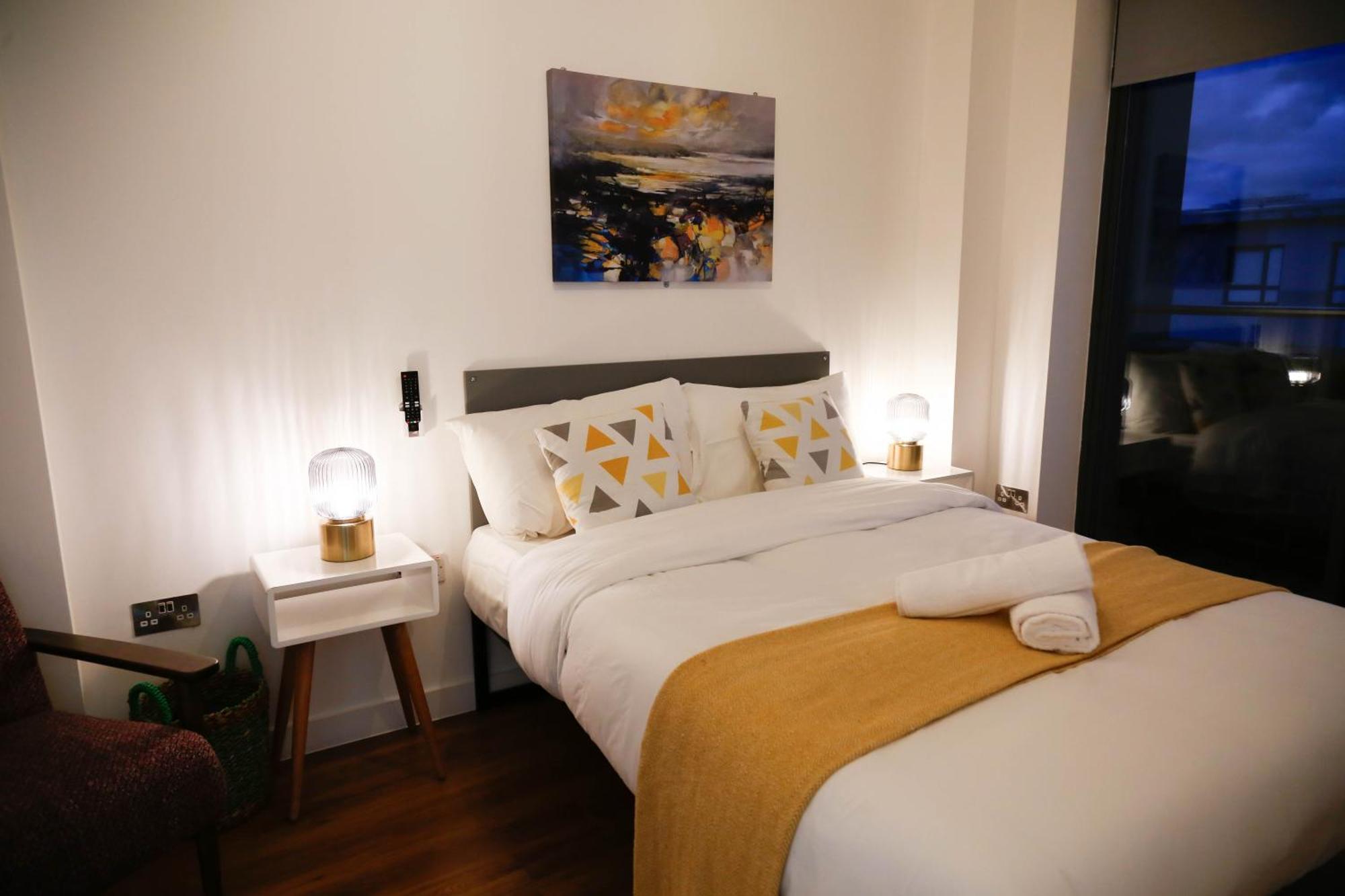 New Luxury Apartments In Central Location Next To Shops, Cafes, Bars & Metro Лондон Экстерьер фото