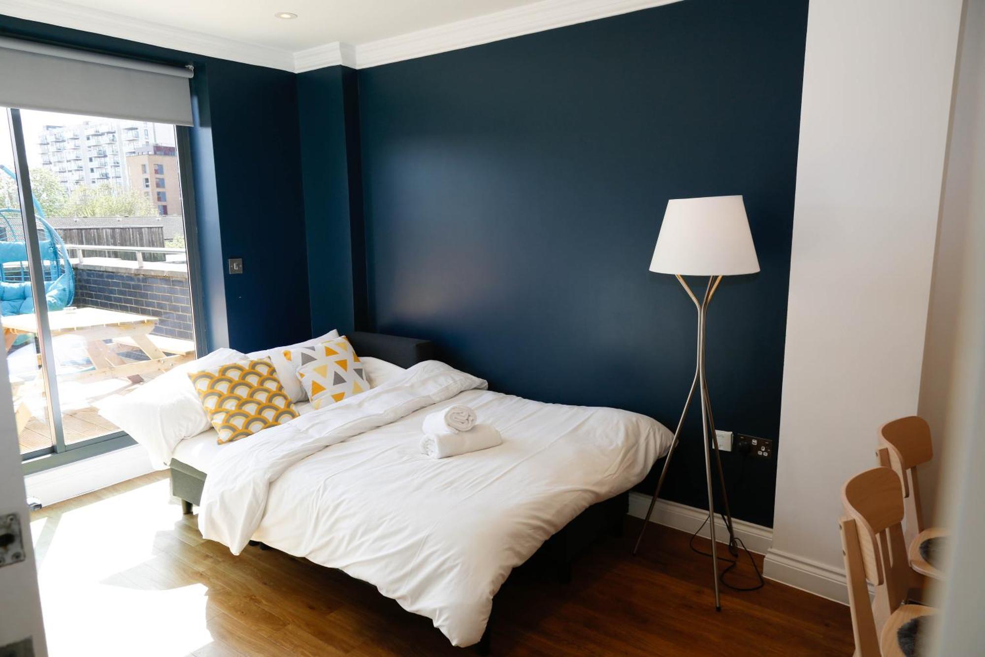 New Luxury Apartments In Central Location Next To Shops, Cafes, Bars & Metro Лондон Экстерьер фото