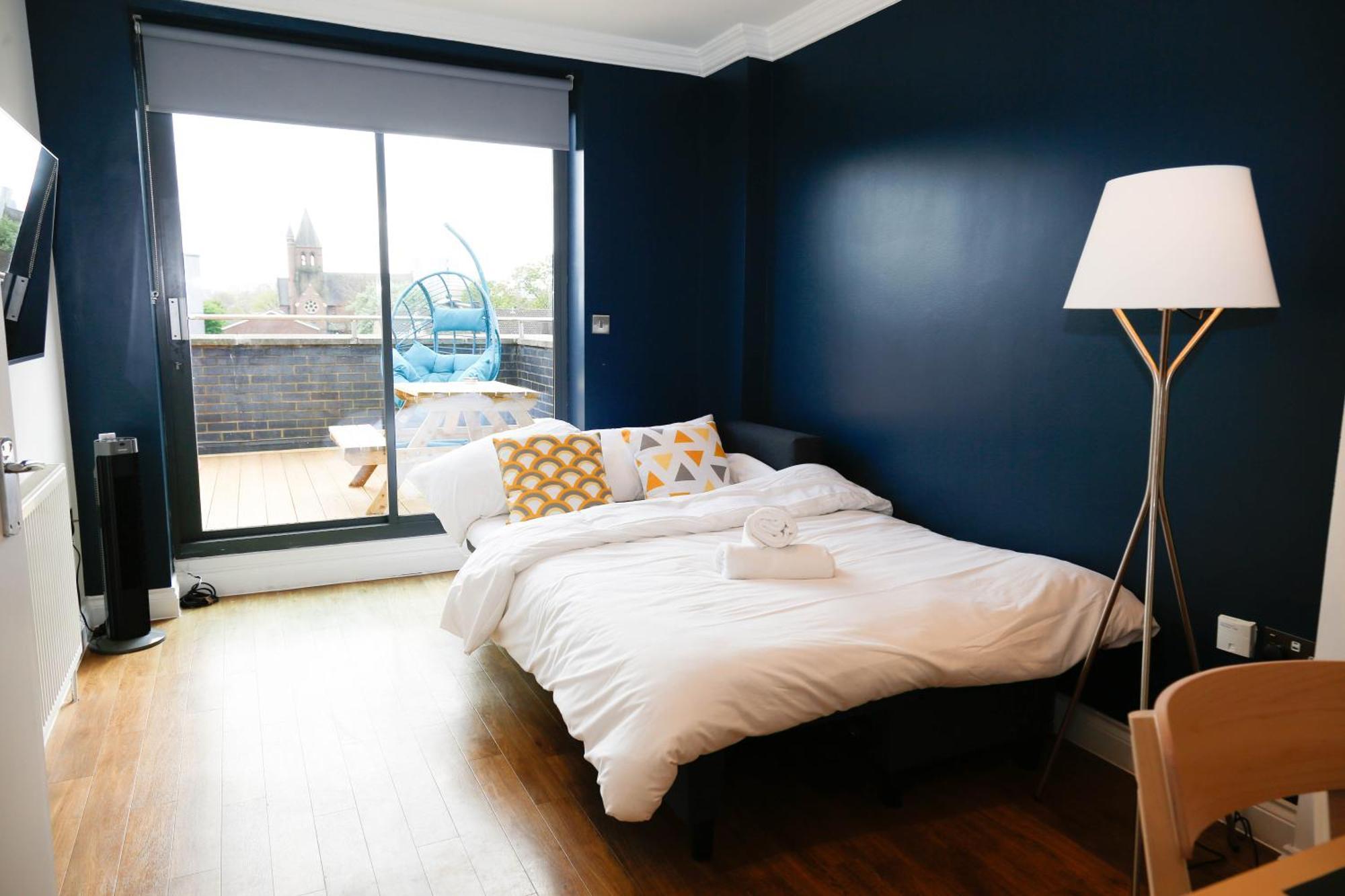 New Luxury Apartments In Central Location Next To Shops, Cafes, Bars & Metro Лондон Экстерьер фото