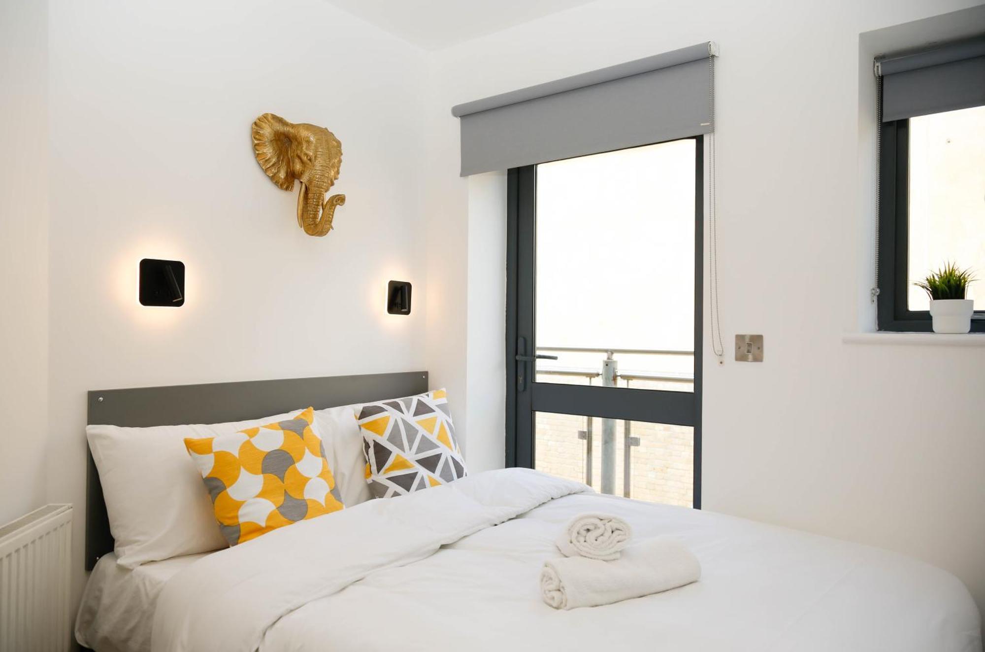 New Luxury Apartments In Central Location Next To Shops, Cafes, Bars & Metro Лондон Экстерьер фото