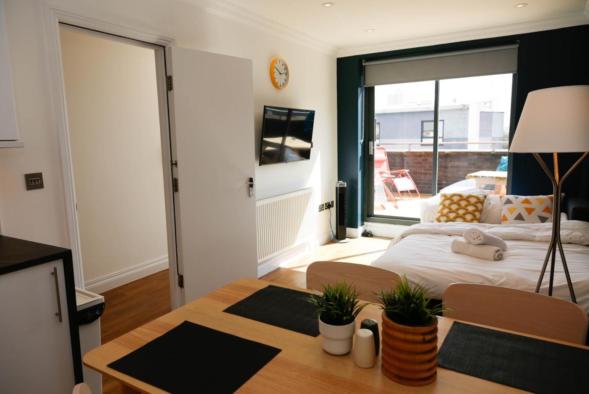 New Luxury Apartments In Central Location Next To Shops, Cafes, Bars & Metro Лондон Экстерьер фото