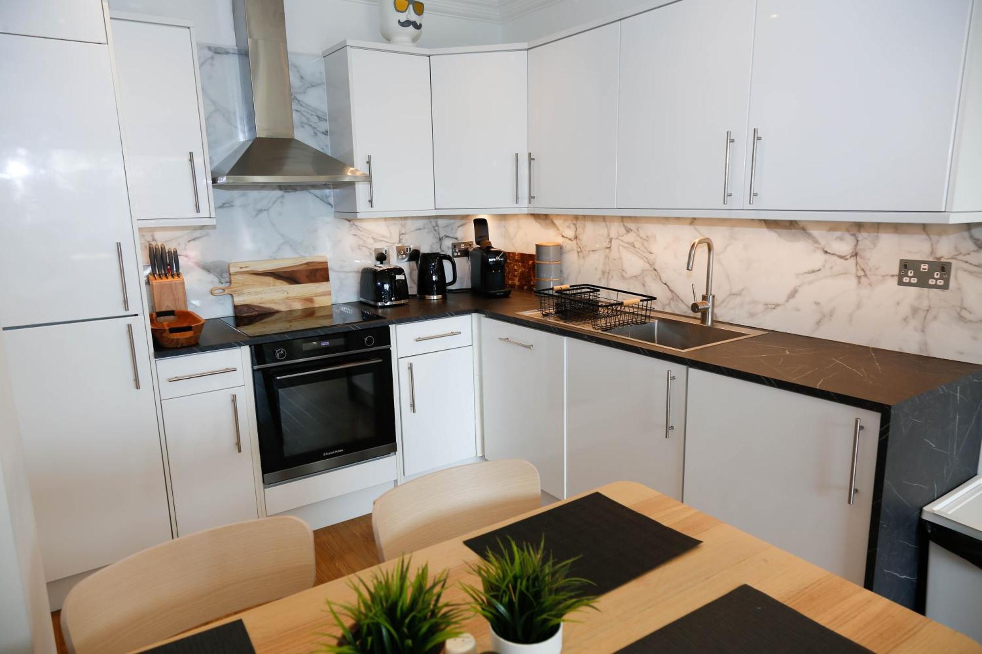 New Luxury Apartments In Central Location Next To Shops, Cafes, Bars & Metro Лондон Экстерьер фото
